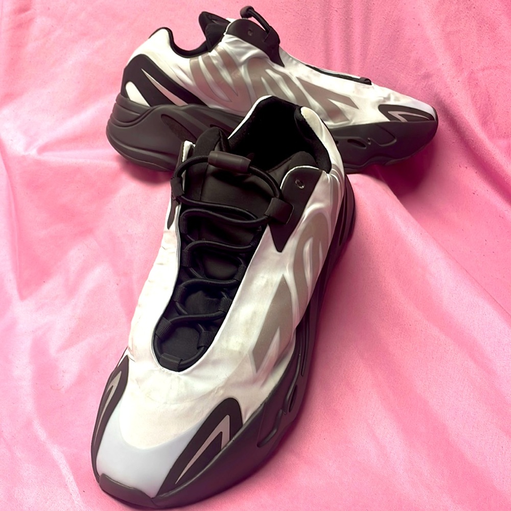 Adidas Yeezy 700 mnvn blue tint